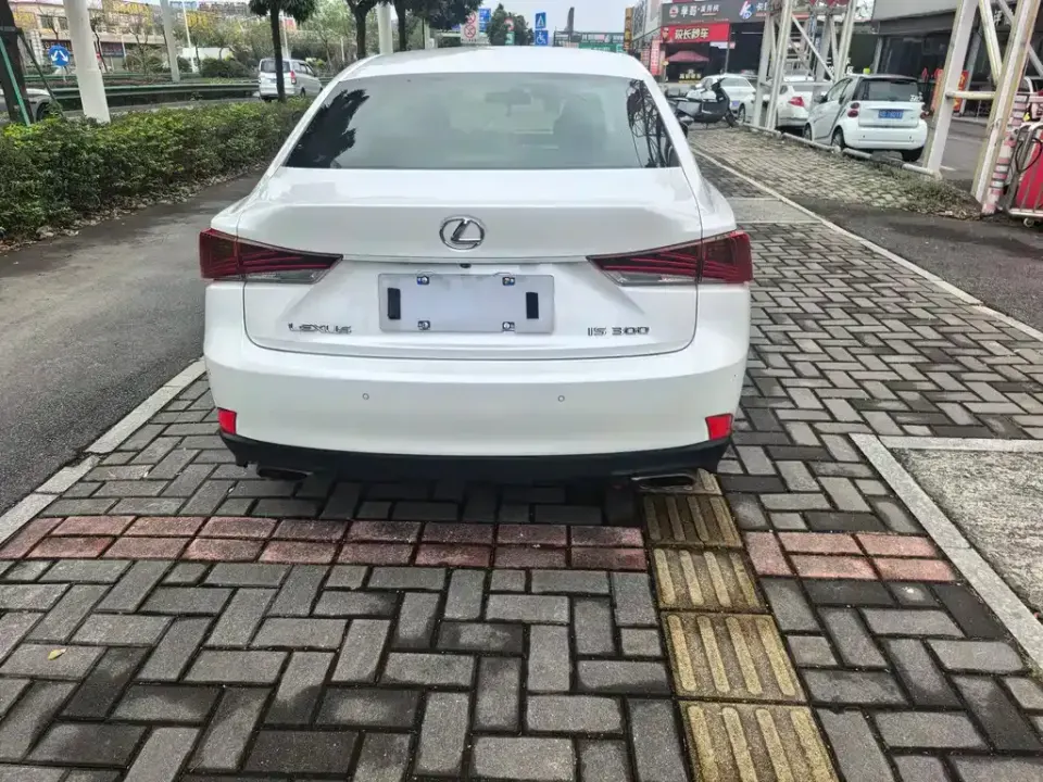 Lexus IS