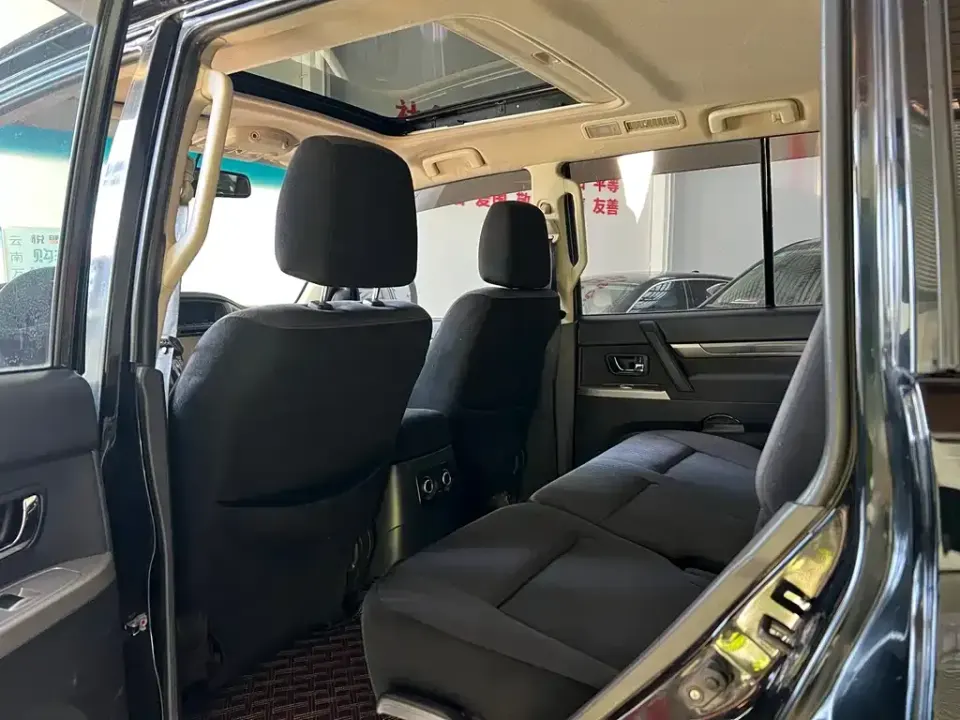 Mitsubishi Pajero (Import)