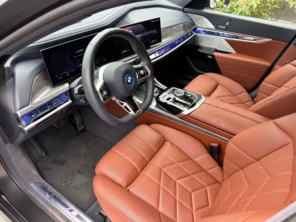 BMW i7