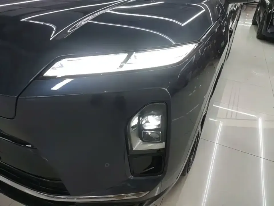 Nio ES8