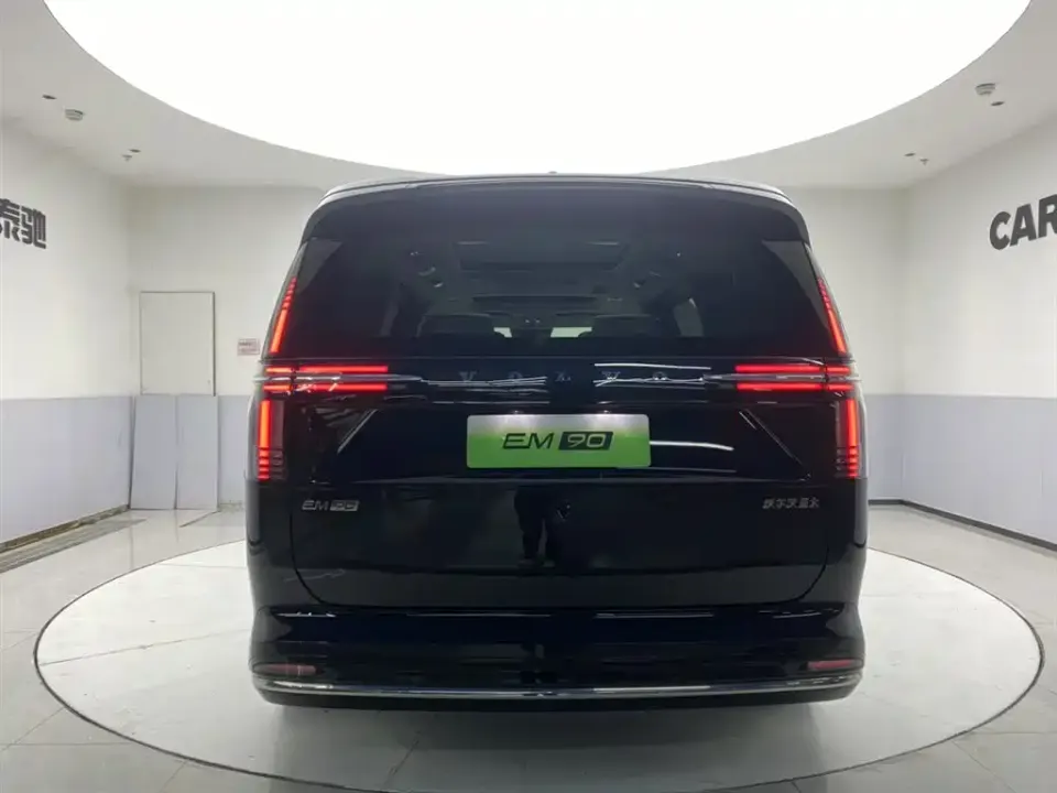 Volvo EM90