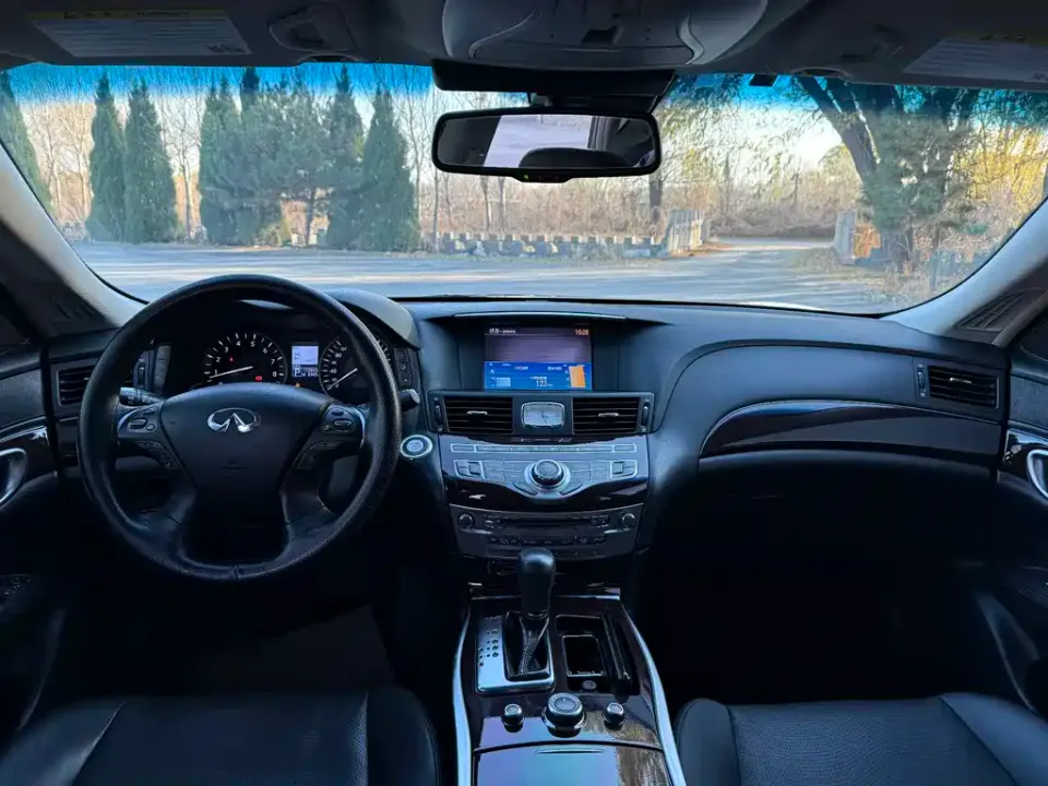 Infiniti M