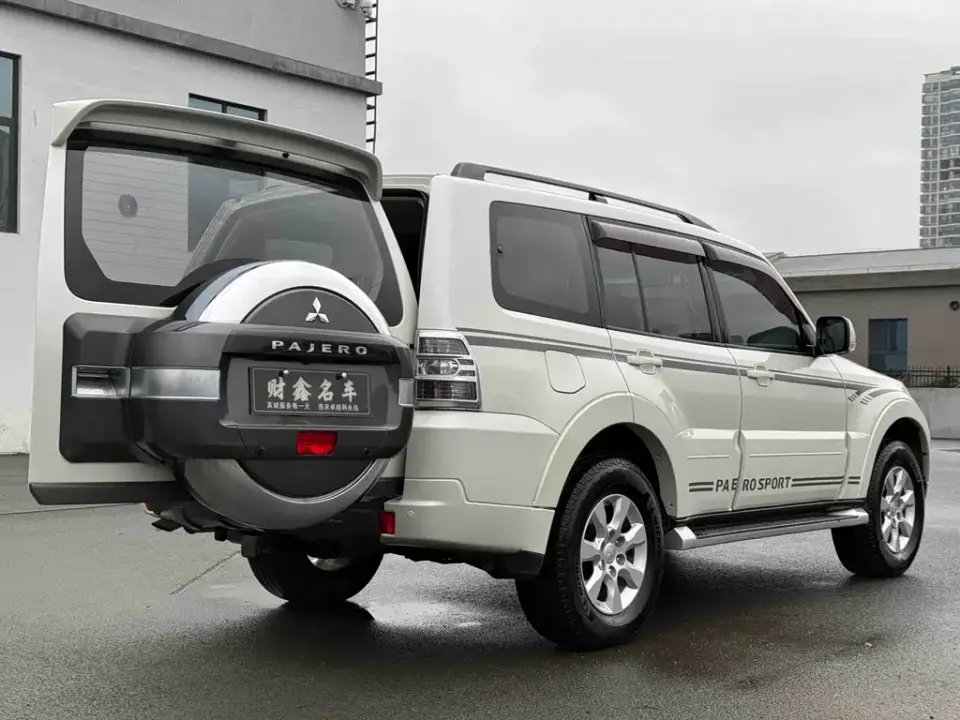 Mitsubishi Pajero (Import)
