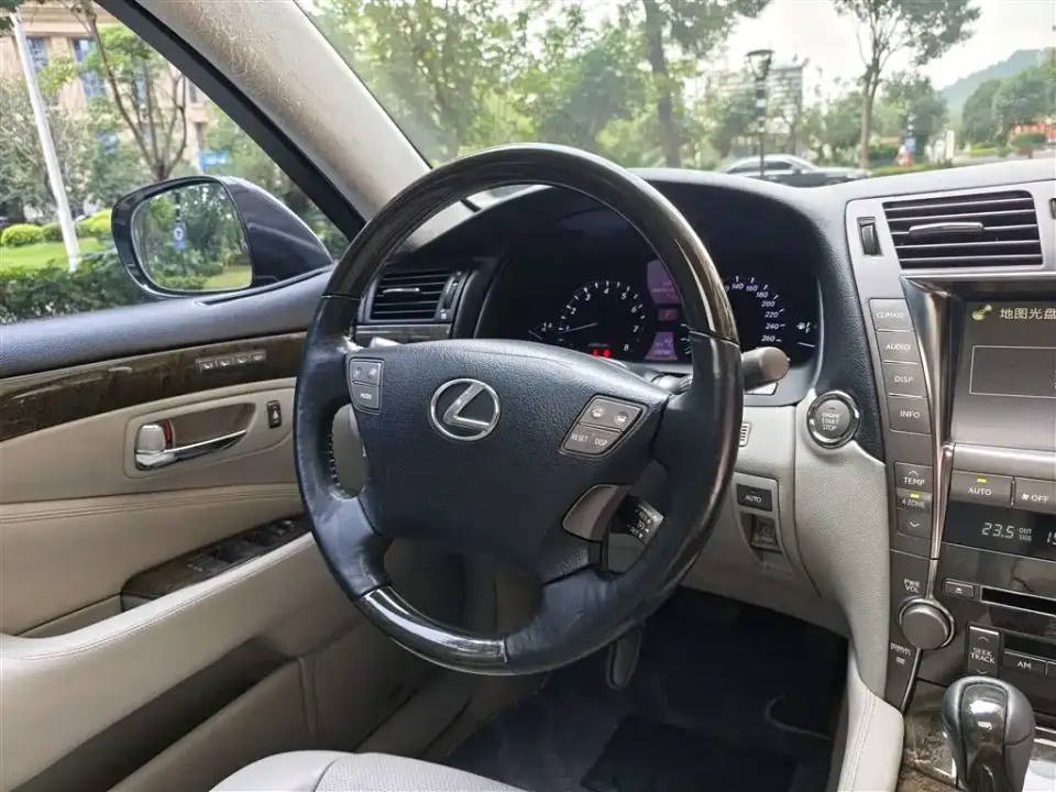 Lexus LS