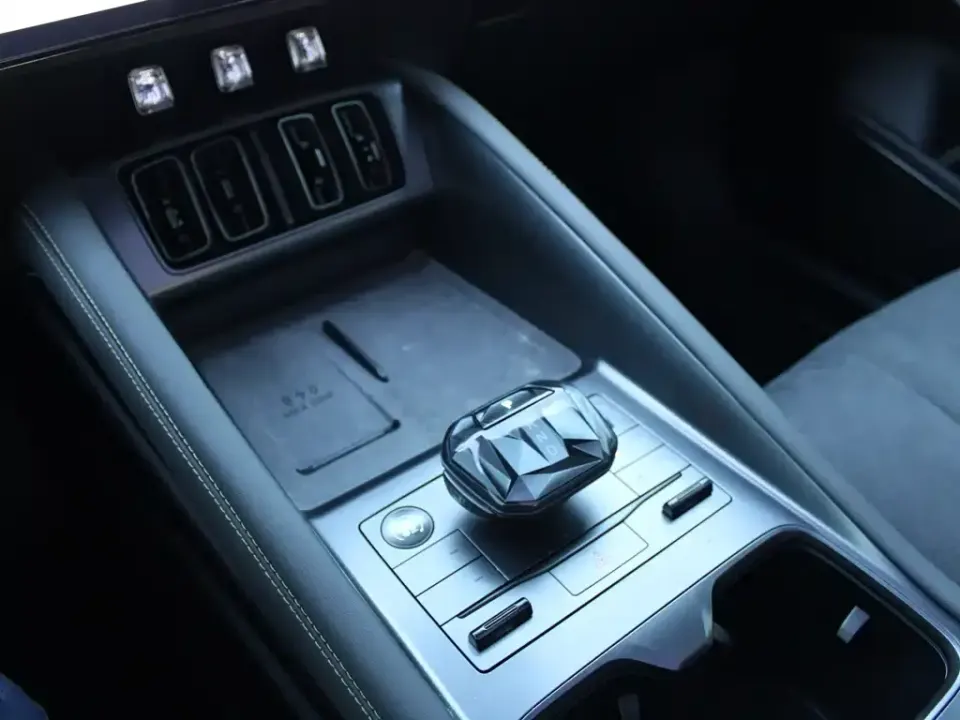BYD L EV