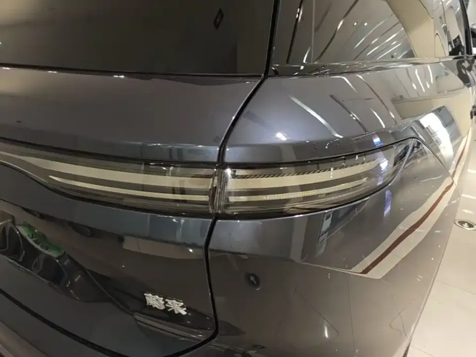 Nio ES8
