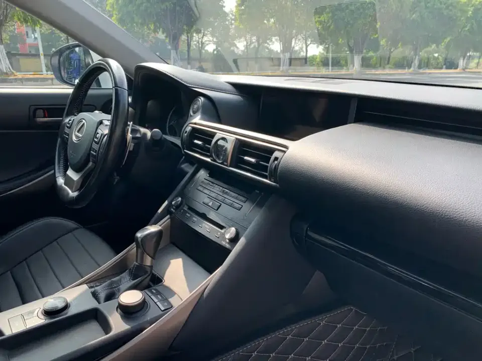 Lexus IS