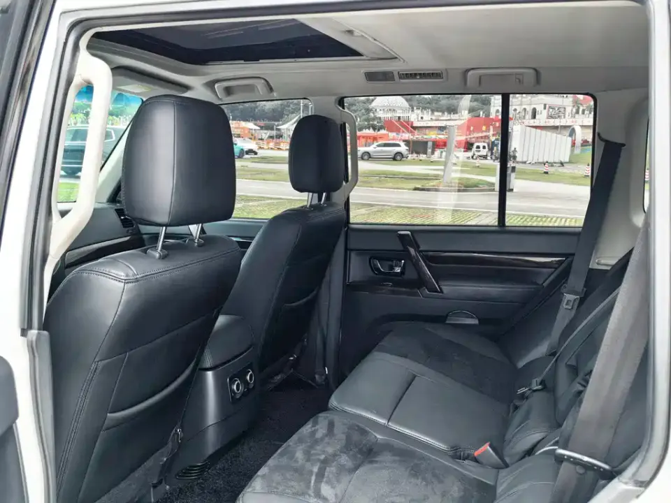 Mitsubishi Pajero (Import)