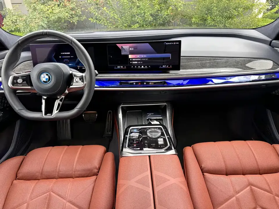 BMW i7