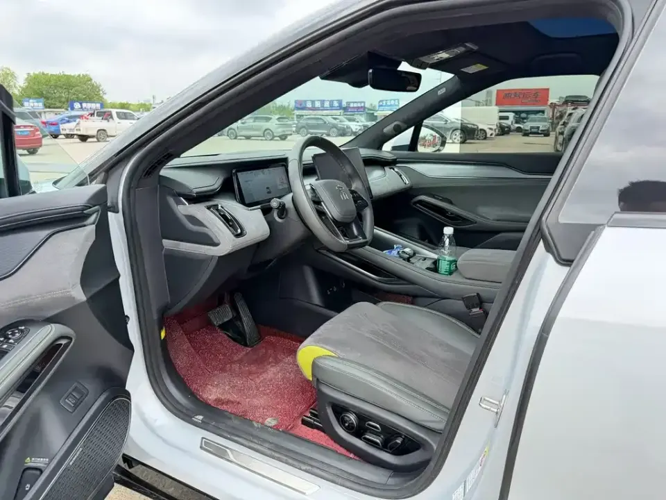 BYD L EV