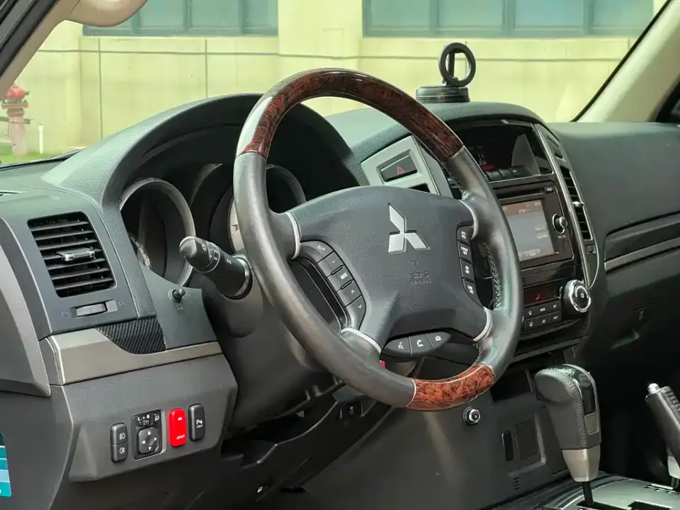 Mitsubishi Pajero (Import)