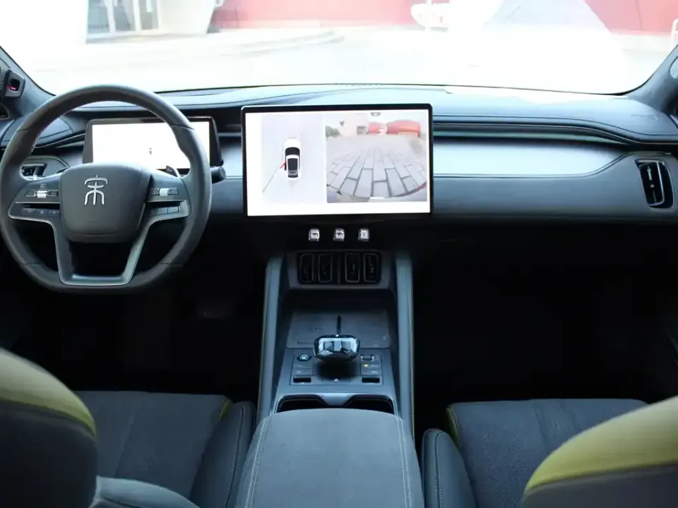 BYD L EV