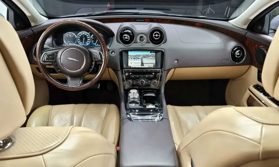 Jaguar XJ