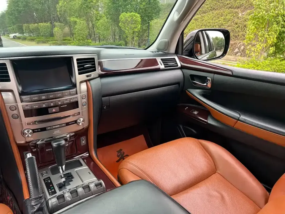 Lexus LX
