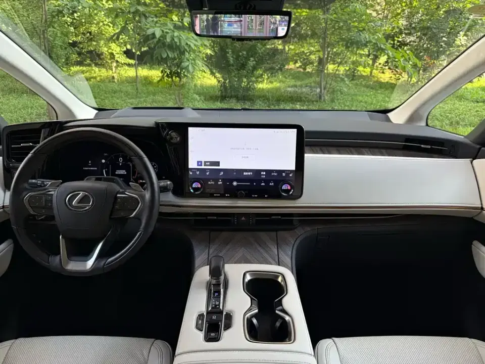 Lexus LM