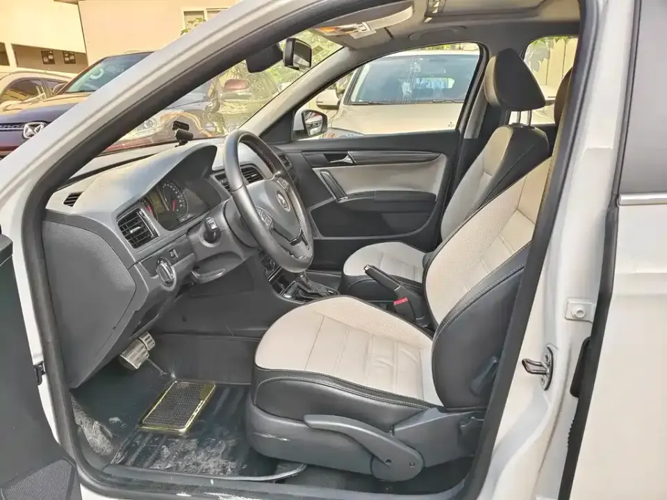 Volkswagen Cross Lavida