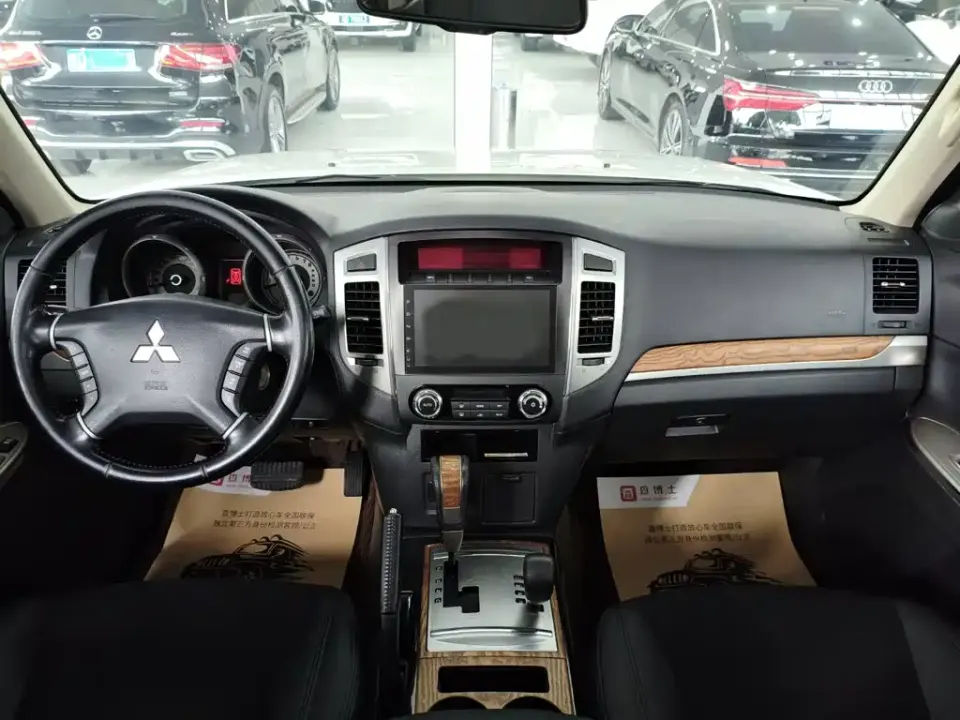 Mitsubishi Pajero (Import)