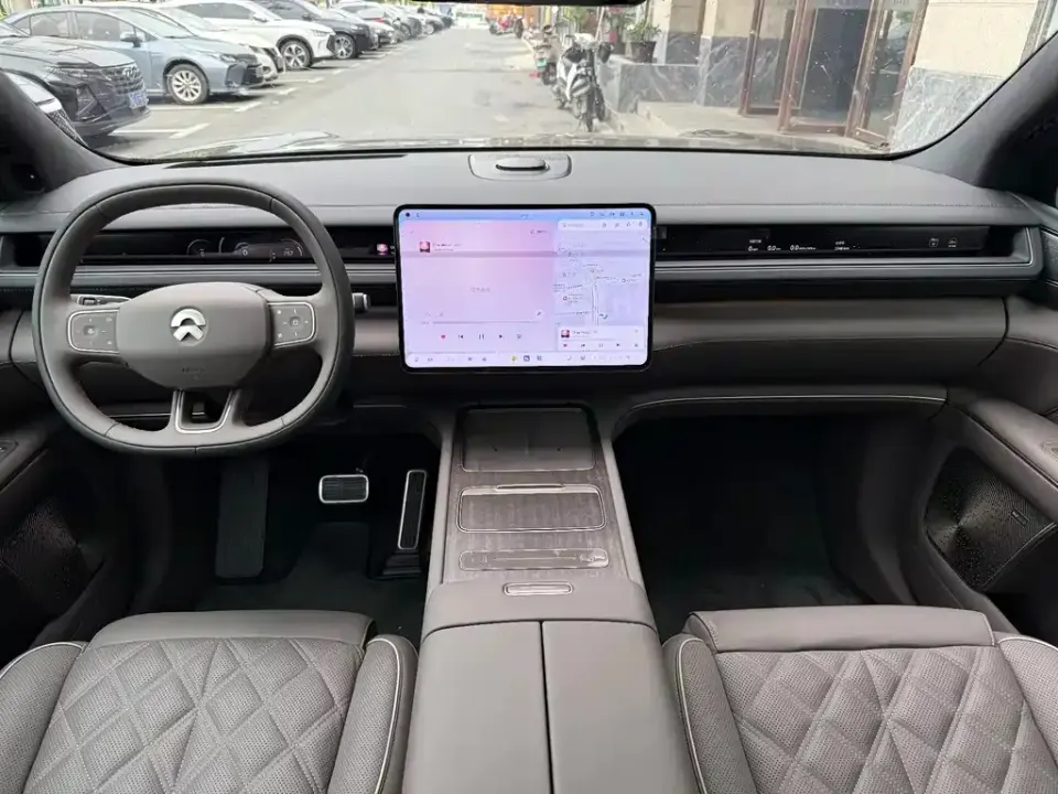 Nio ES8
