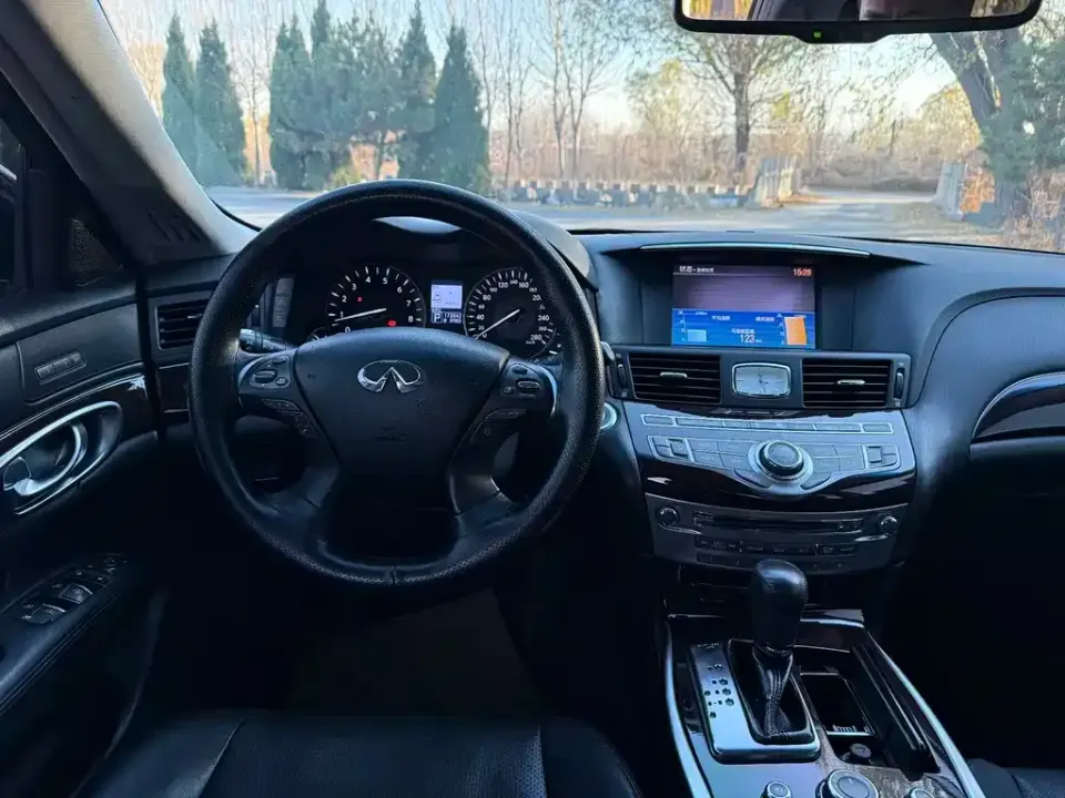 Infiniti M