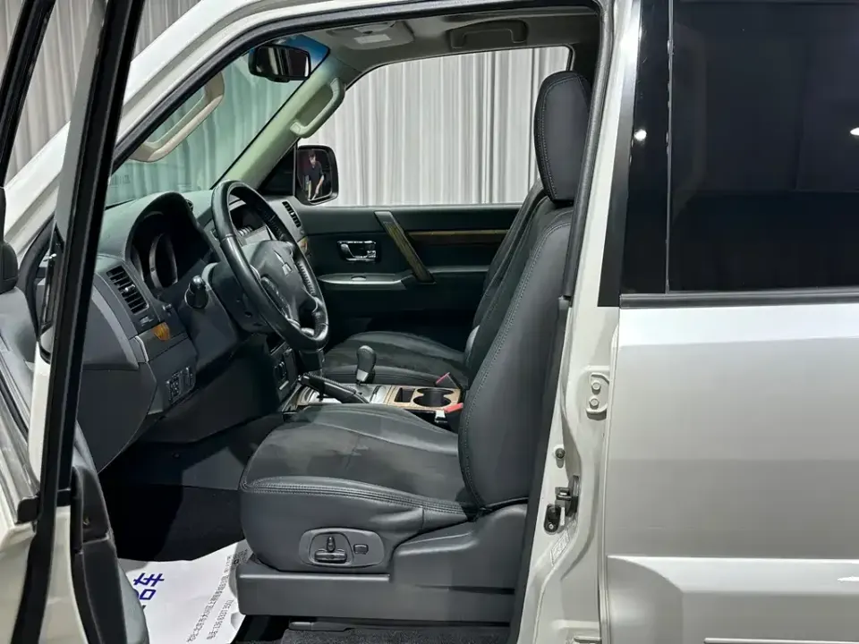 Mitsubishi Pajero (Import)