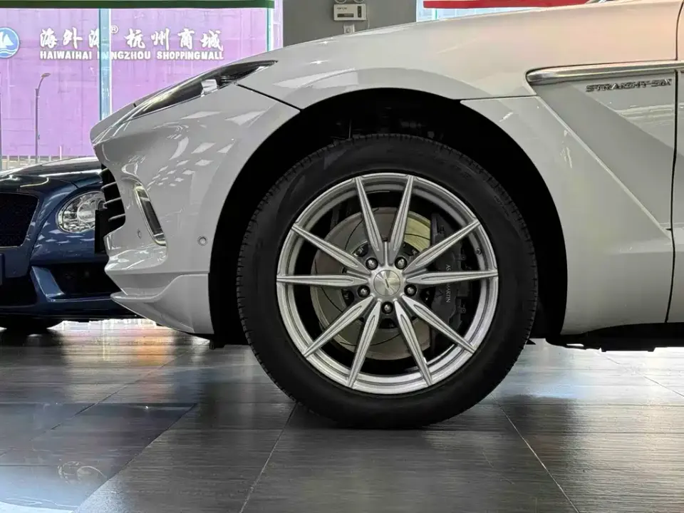 Aston Martin DBX