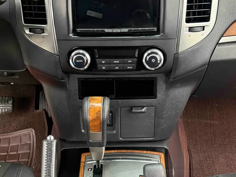Mitsubishi Pajero (Import)
