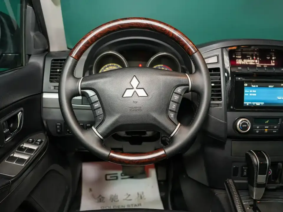 Mitsubishi Pajero (Import)