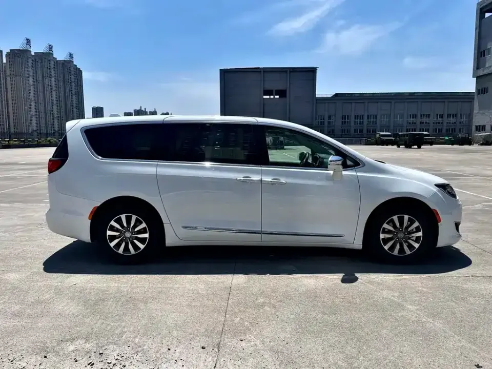 Chrysler Grand Voyager PHEV (Import)