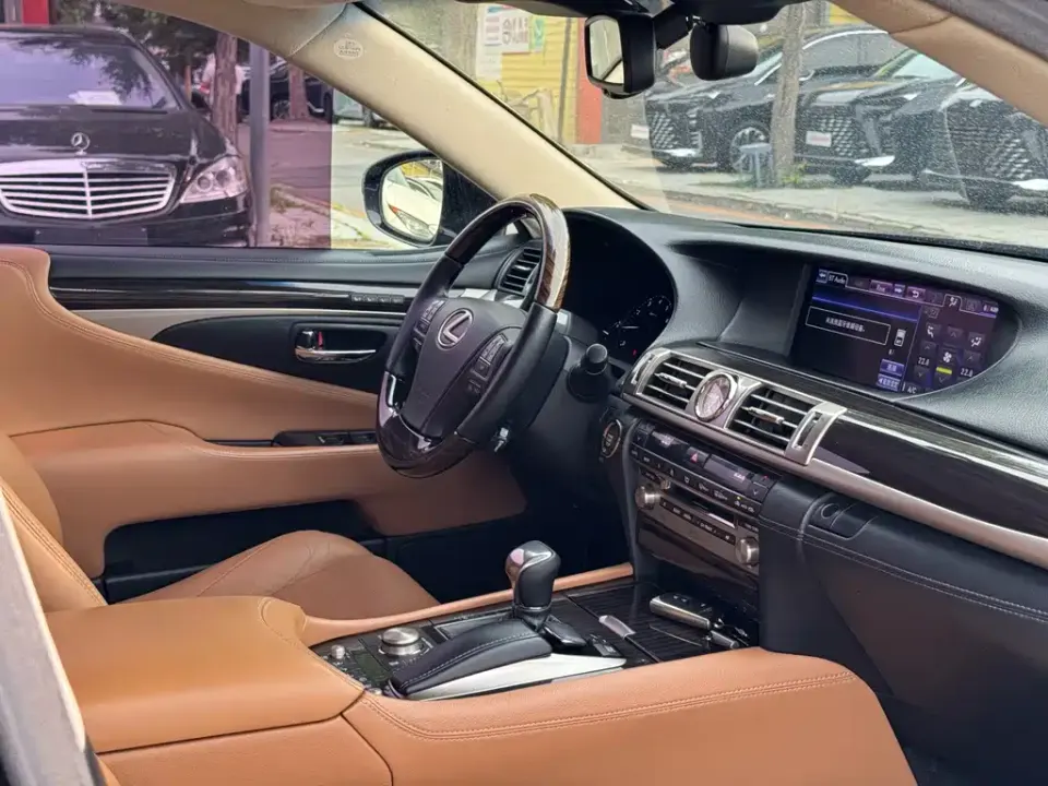 Lexus LS