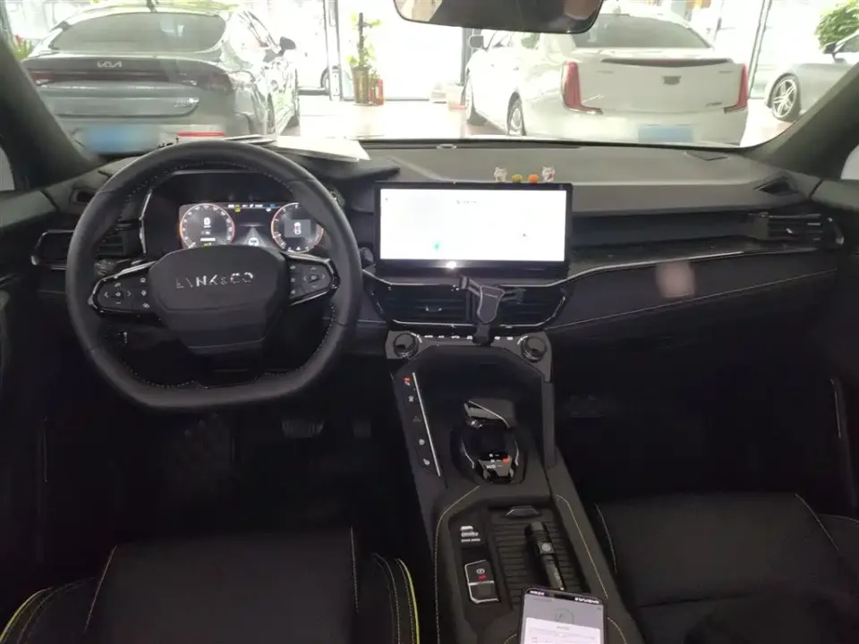Lynk & Co 06