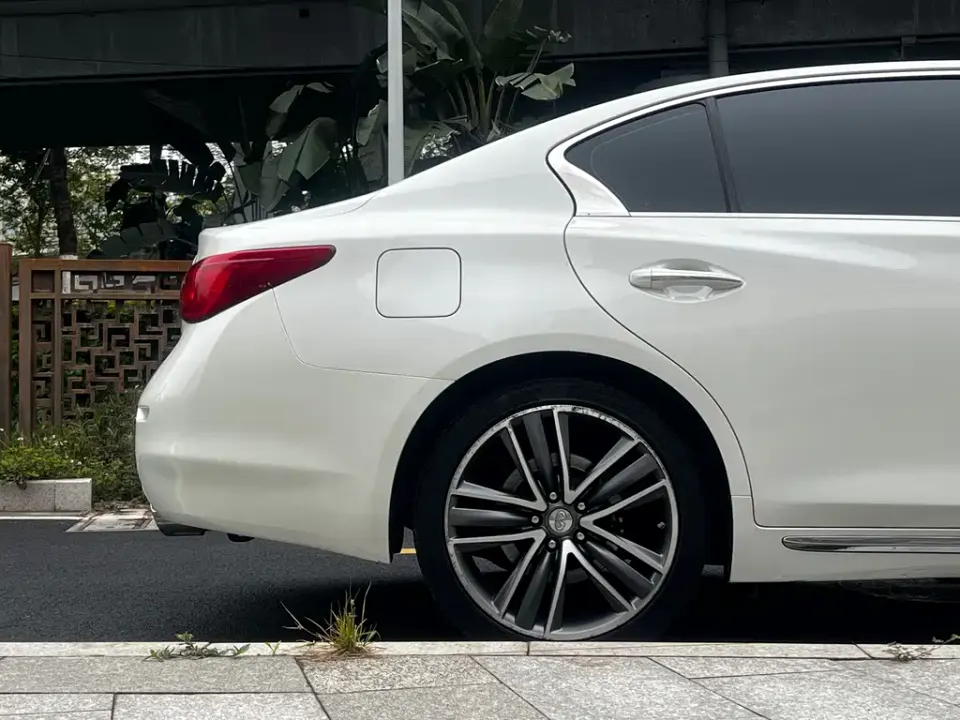 Infiniti Q50L