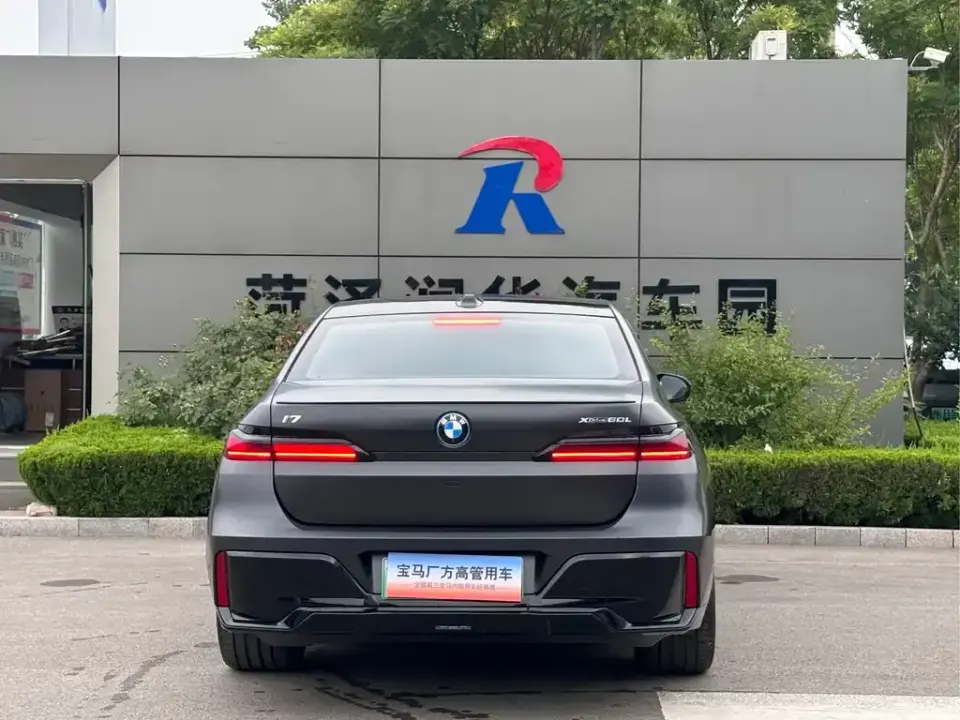 BMW i7