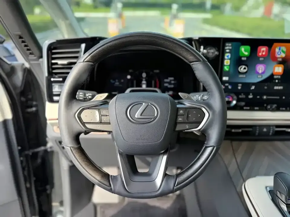 Lexus LM