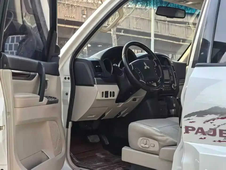 Mitsubishi Pajero (Import)