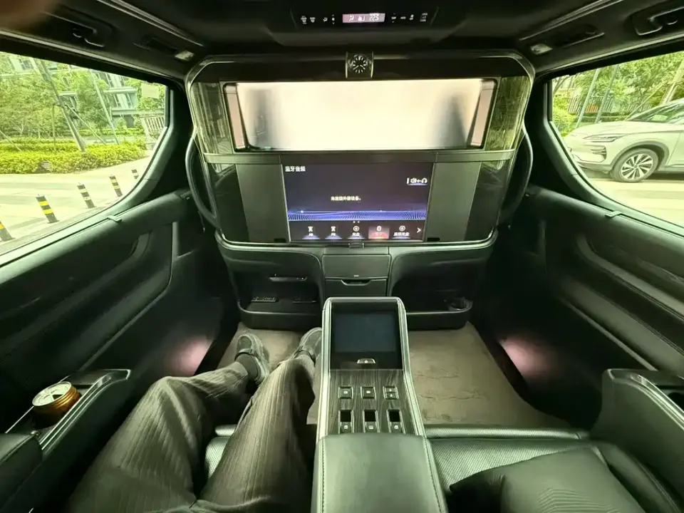 Lexus LM