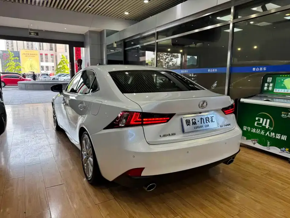 Lexus IS