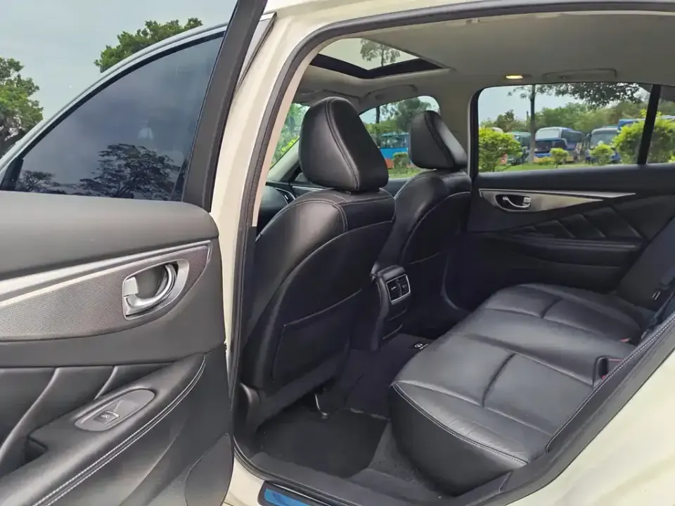 Infiniti Q50L
