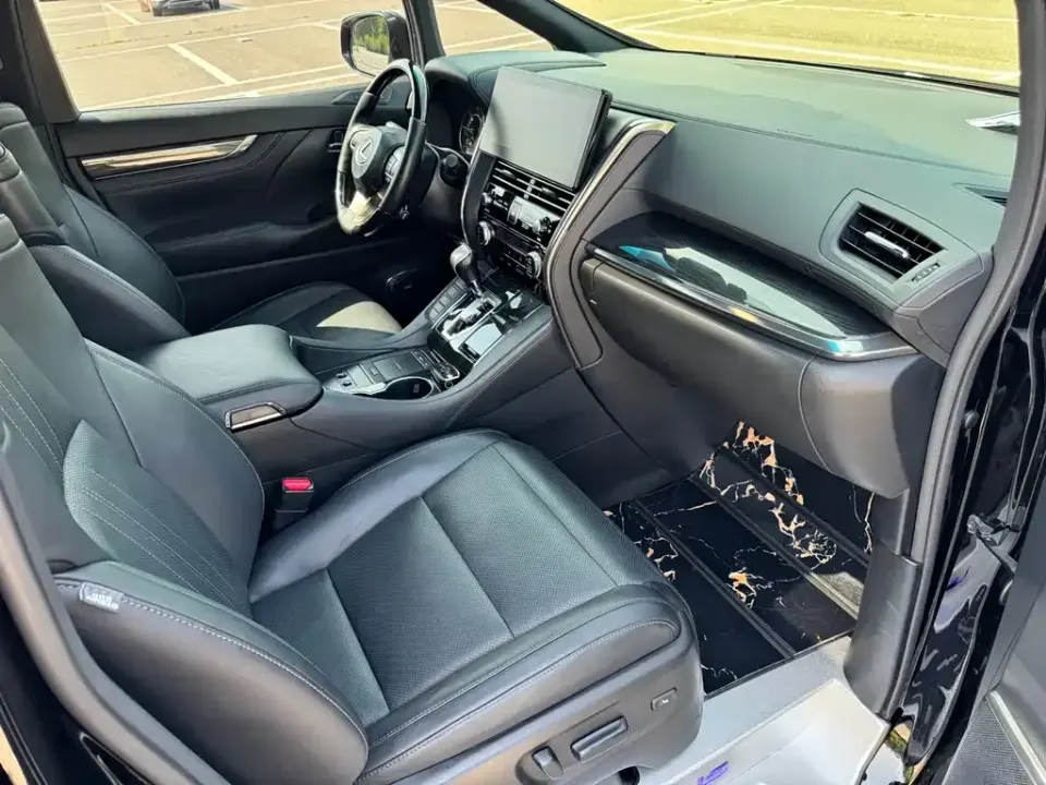 Lexus LM