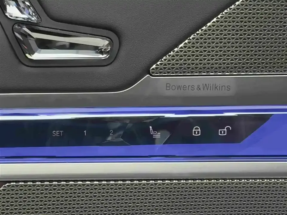 BMW i7