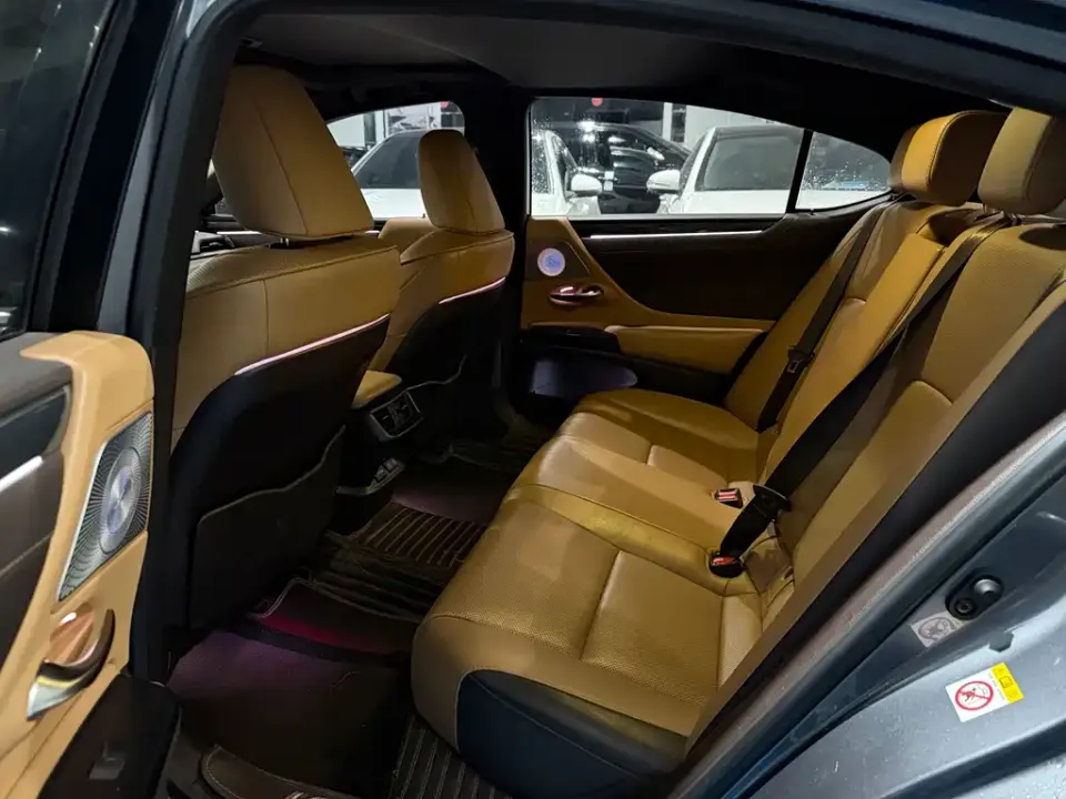 Lexus ES