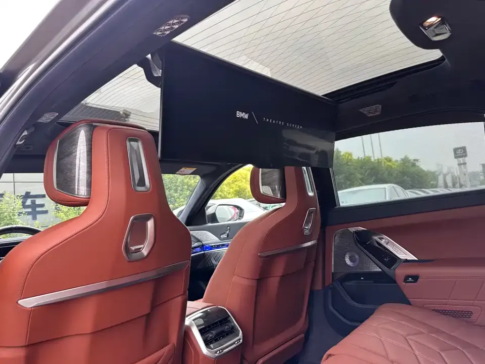 BMW i7