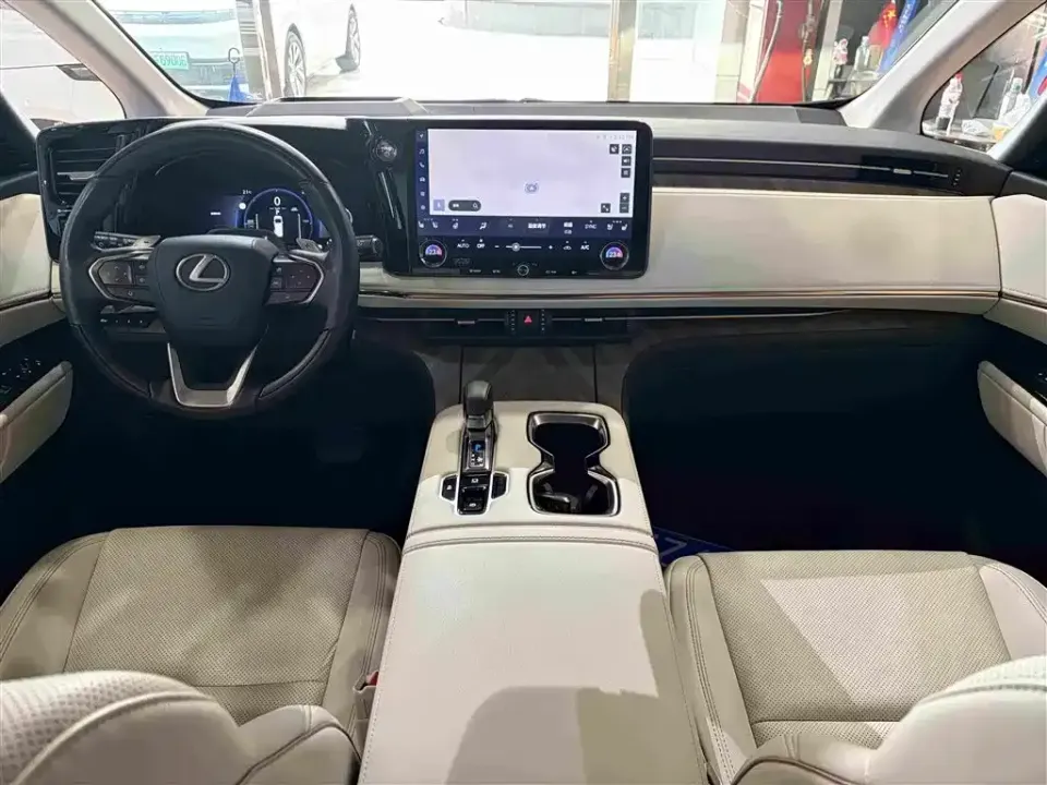 Lexus LM