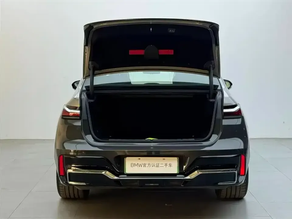 BMW i7 M70L
