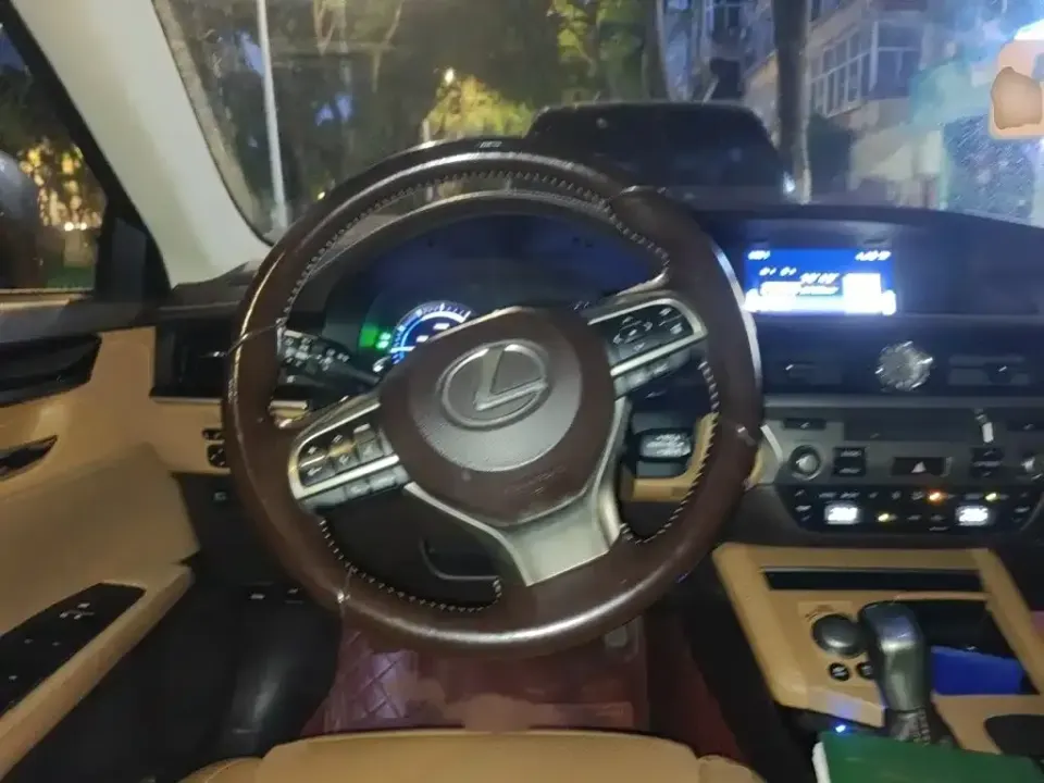 Lexus ES