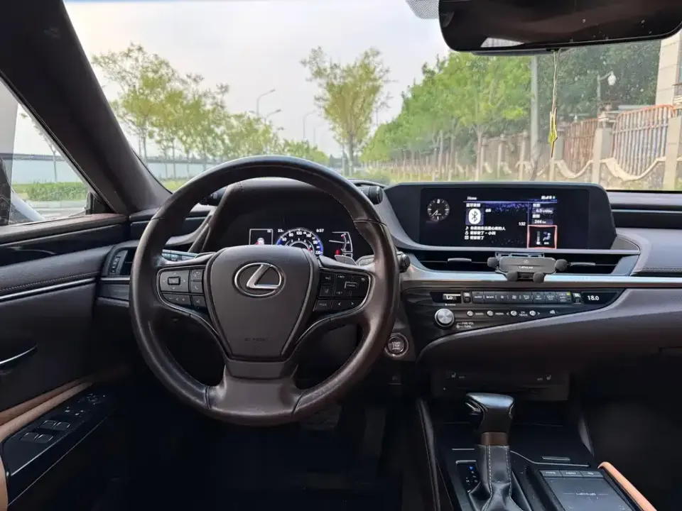 Lexus ES