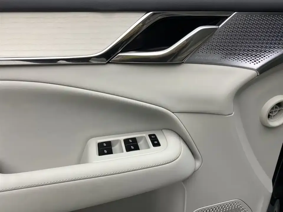 Volvo EM90