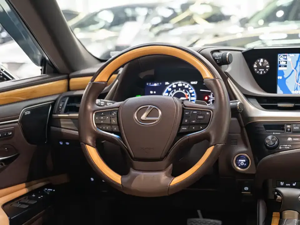 Lexus ES