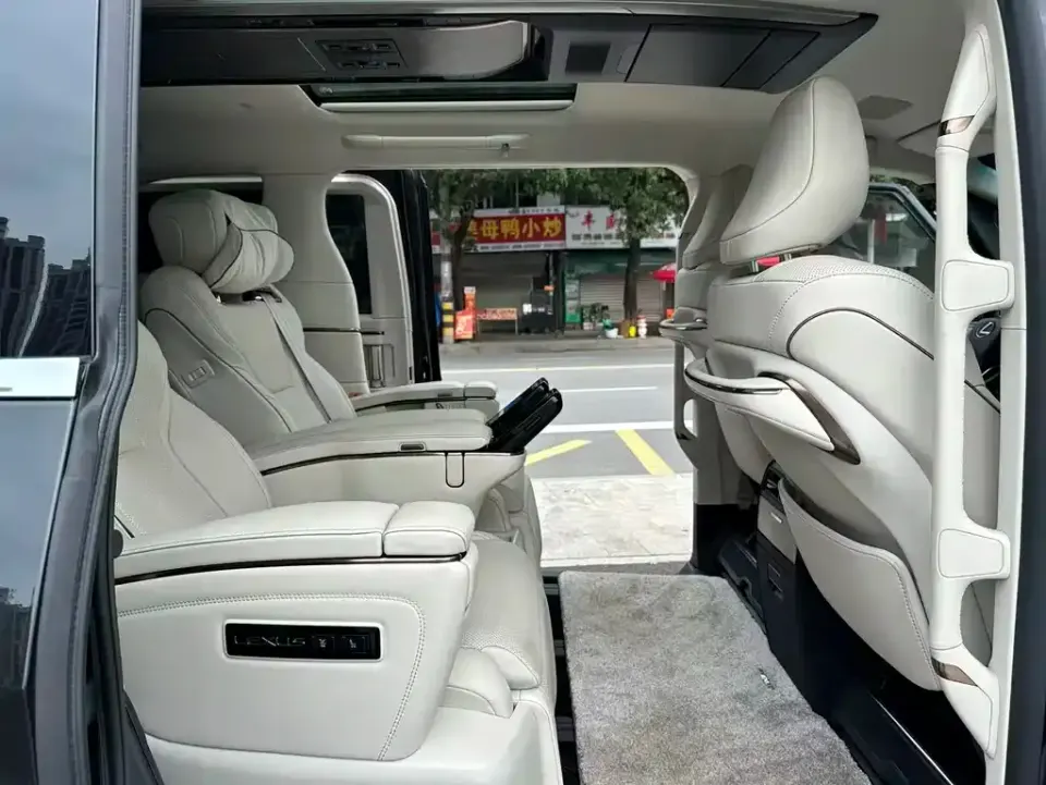 Lexus LM