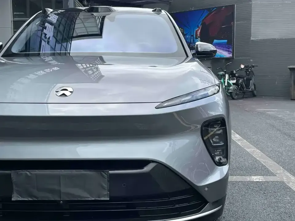 Nio ES8