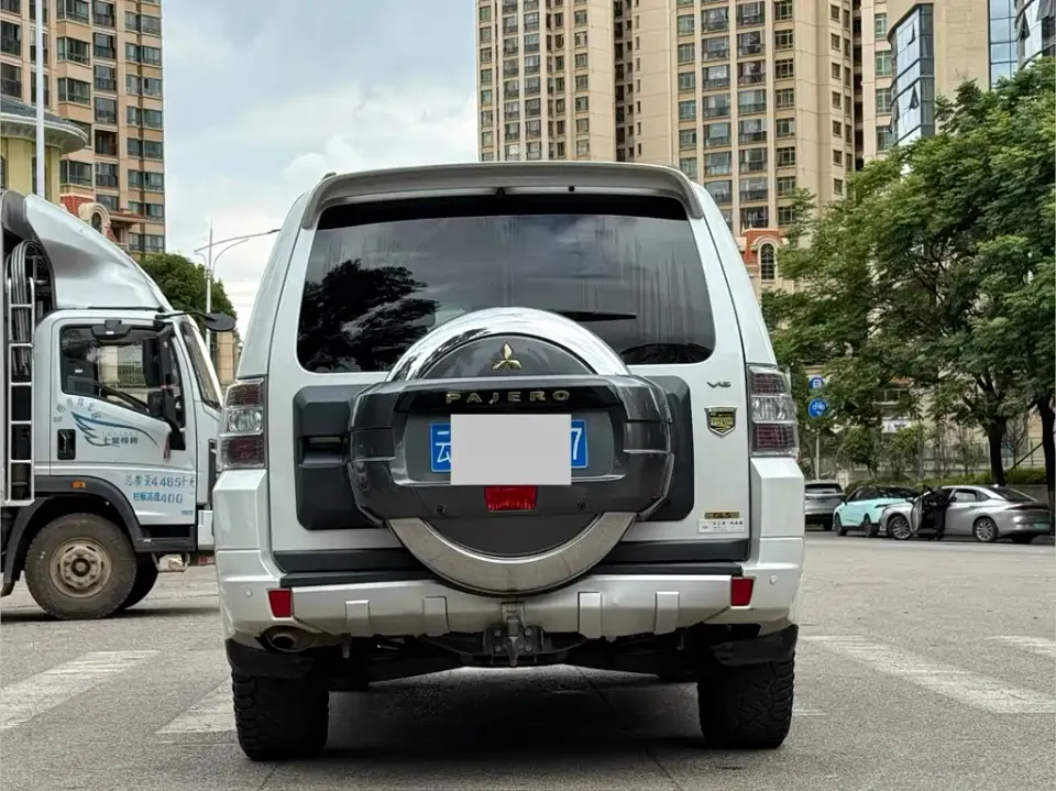 Mitsubishi Pajero (Import)